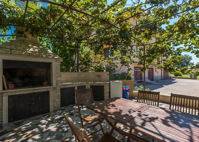 Complex Vetrina-shared Pool Gostinjska kuća